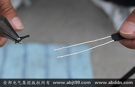 太陽能電正能量入口帶首端已剝開