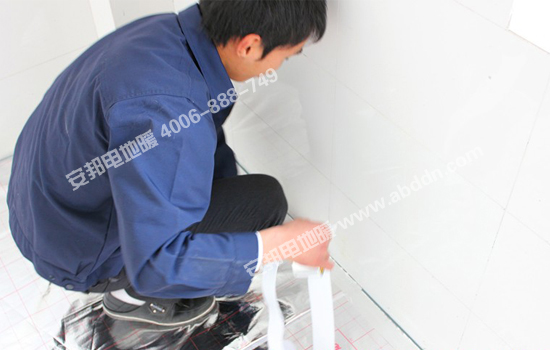 鋪設正能量网站地暖專用反射膜